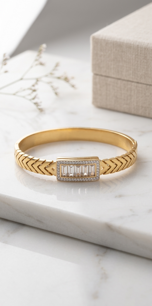 "Brillo Estructurado" - Brazalete geométrico con circonitas