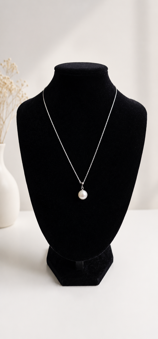 Collar con Dije de Perla Clásica en Cadena de Plata