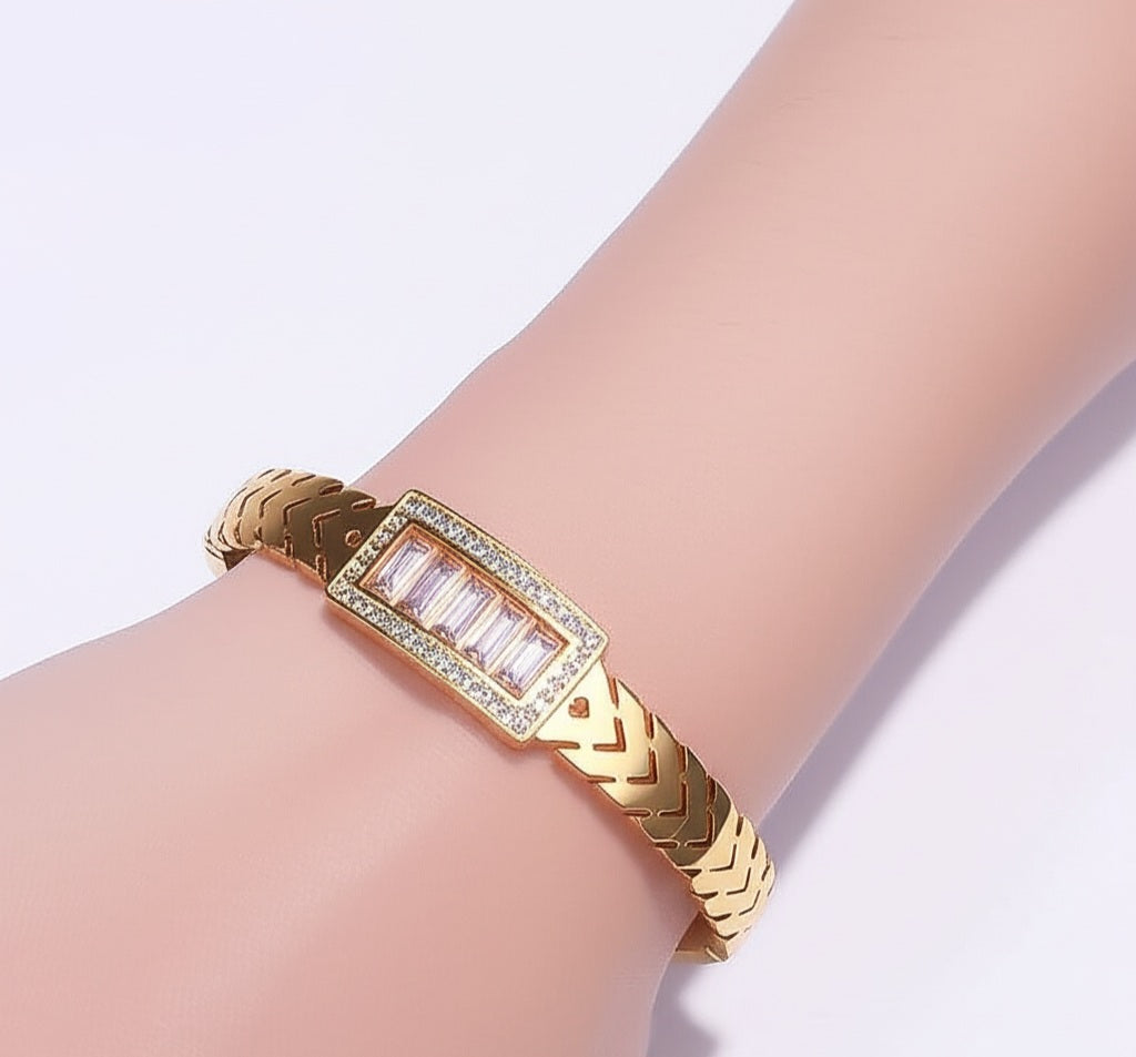 "Brillo Estructurado" - Brazalete geométrico con circonitas